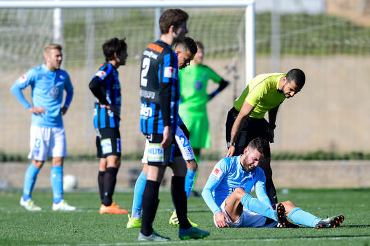 Malmö FFs Erdal Rakip tar sig om foten
