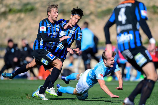 Malmö FFs Mattias Svanberg faller