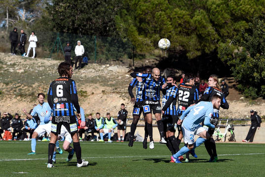 Malmö FFs Magnus Wolff Eikrem skjuter bollen till 2-1