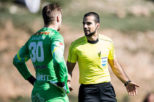Domare Mohammed Al-Hakim i samtal med Sirius målvakt Lukas