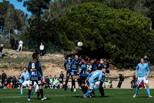 Malmö FFs Magnus Wolff Eikrem gör 2-1 på frispark