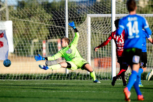 Halmstads Fredrik Olsson gör 1-0 bakom Östersunds
