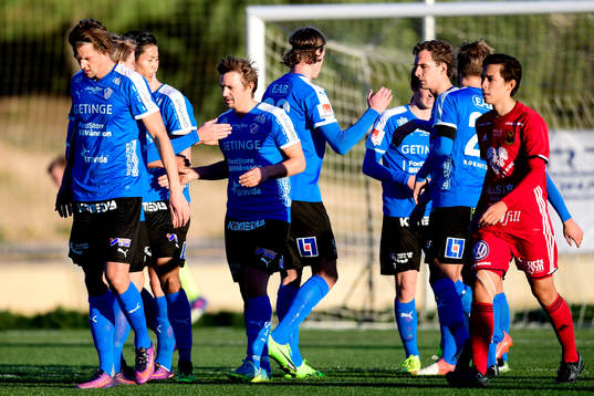 Halmstads Fredrik Olsson jublar med lagkamrater