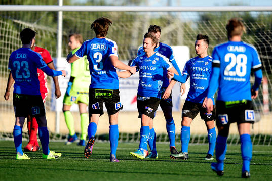 Halmstads Fredrik Olsson jublar med lagkamrater
