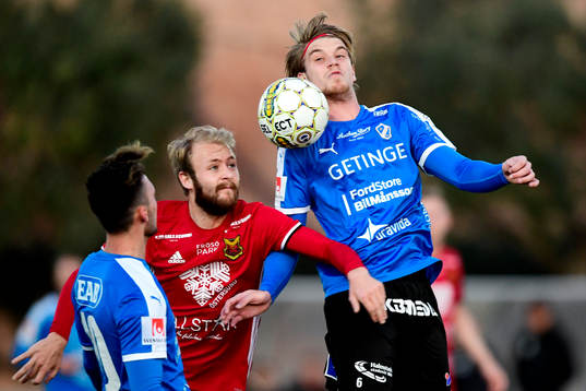 Östersunds Curtis Edwards och Halmstads Marcus Mathisen