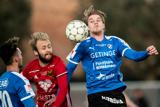 Östersunds Curtis Edwards och Halmstads Marcus Mathisen