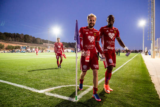 Östersunds Curtis Edwards och Abdullahi Gero lämnar