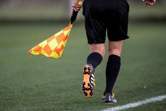 Assisterande domare med offside flagga