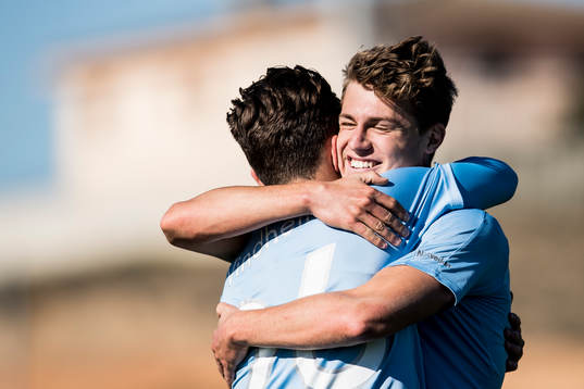 Malmö FFs Andreas Vindheim kramas om av Mattias Svanberg