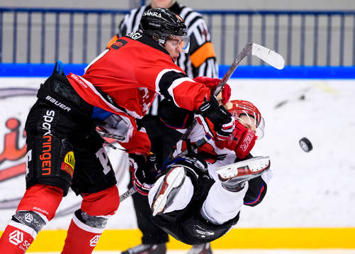 Piteås Viktor Nilsson tacklar Kalixs Matej Svetlik