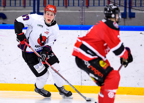 Kalixs Julian Edström med pucken