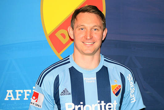 På denna handoutbild från DIF Fotboll poserar Kim
