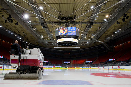 Scandinaviums is spolas innan en ishockeymatch i Sweden