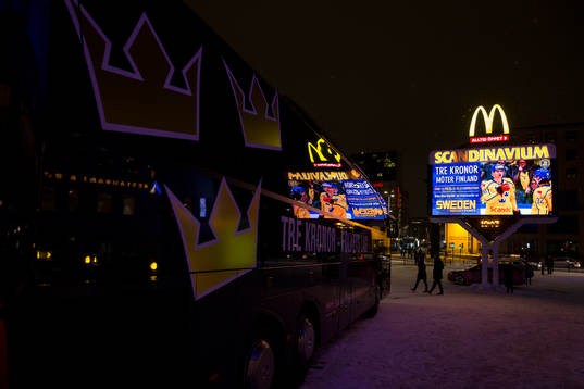 Landslagets buss parkerad utanför Scandinavium innan en