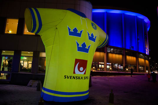 En stor landslagströja utanför Scandinavium innan en