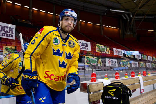 Sveriges Oscar Fantenberg på väg in för isvärmning