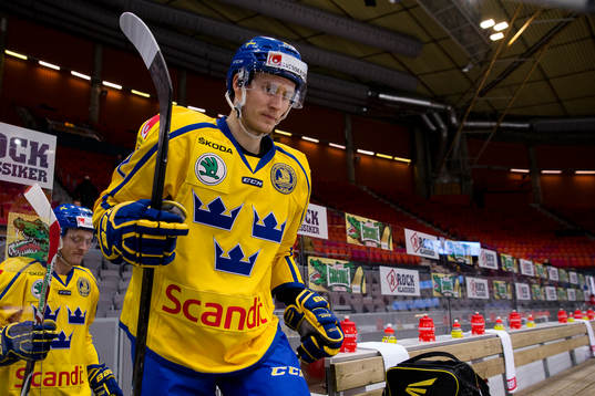 Sveriges Alexander Bergström på väg in för isvärmning