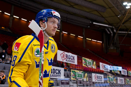 Sveriges Carl Klingberg på väg in för isvärmning innan