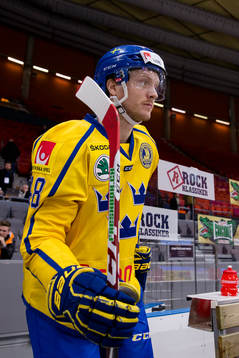 Sveriges Carl Klingberg på väg in för isvärmning innan