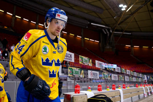 Sveriges Daniel Brodin på väg in för isvärmning innan