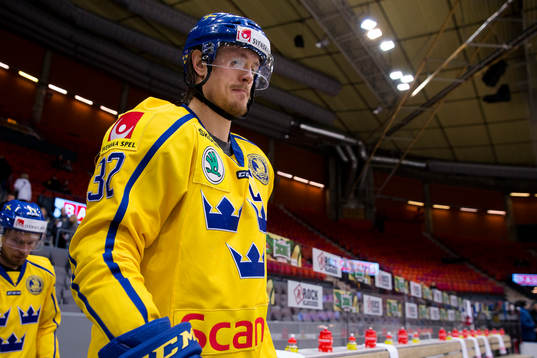 Sveriges Magnus Nygren på väg in för isvärmning innan