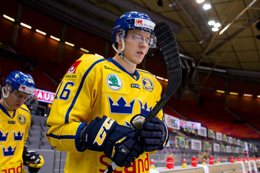 Sveriges Patrik Lundh på väg in för isvärmning innan en