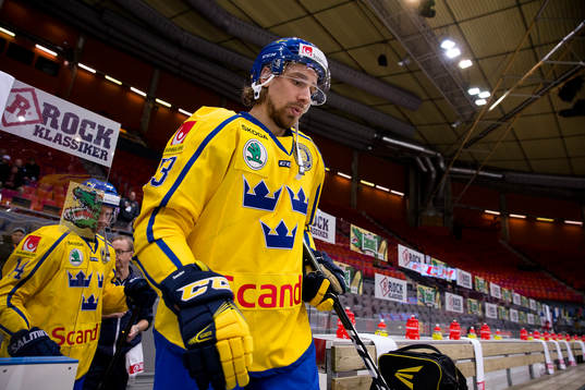 Sveriges Andreas Thuresson på väg in för isvärmning