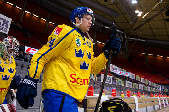 Sveriges Richard Gynge på väg in för isvärmning innan