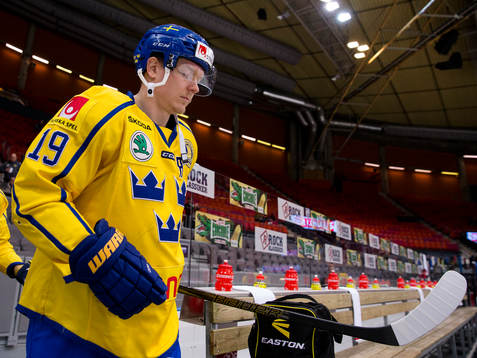 Sveriges Patrik Zackrisson på väg in för isvärmning