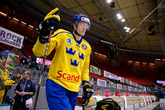Sveriges Johan Ryno på väg in för isvärmning innan en
