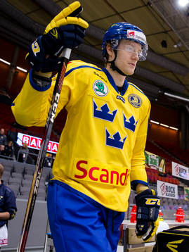 Sveriges Johan Ryno på väg in för isvärmning innan en