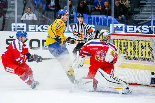 Sveriges Dennis Everberg gör 1-0 bakom Tjeckiens målvakt