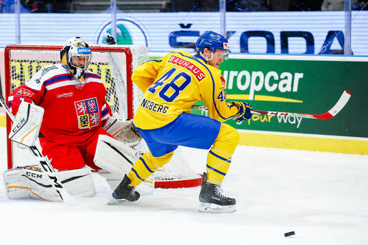 Tjeckiens målvakt Jakub Kovar och Sveriges Carl Klingberg