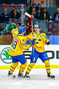 Sveriges Carl Klingberg och Joel Eriksson Ek jublar