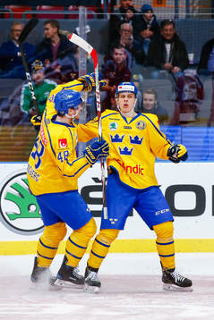 Sveriges Carl Klingberg och Joel Eriksson Ek jublar