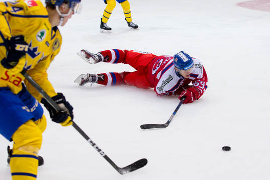 Tjeckiens Lukas Radil faller