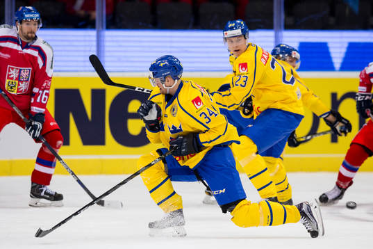 Sveriges Daniel Brodin täcker ett skott