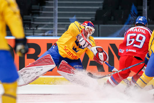 Sveriges målvakt Viktor Fasth rensar bort puck bakom