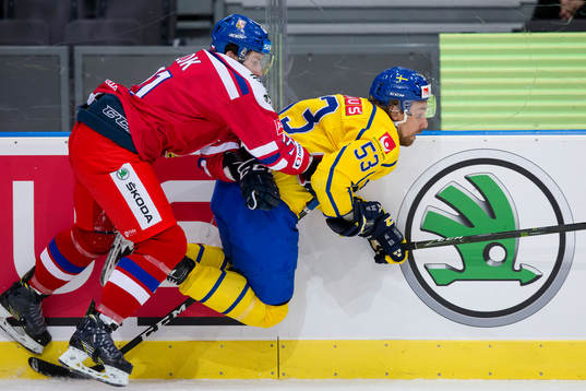 Tjeckiens Lukas Klok tacklar Sveriges Andreas Thuresson
