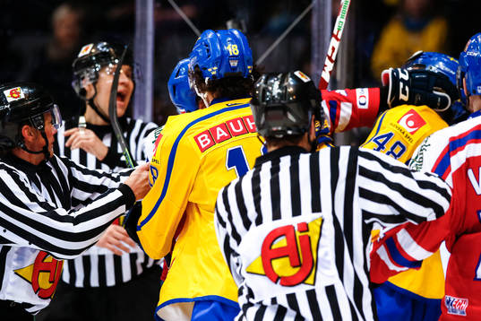 Sveriges Carl Klingberg i bråk med Tjeckiens Lukas Klok