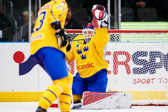 SSveriges målvakt Viktor Fasth räddar skott