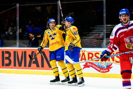 Sveriges Dennis Everberg och Carl Klingberg jublar