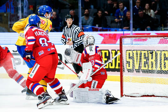 Sveriges Carl Klingberg gör 4-1 bakom Tjeckiens målvakt