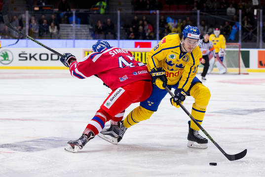 Tjeckiens Radim Simek tacklar Sveriges Dennis Everberg