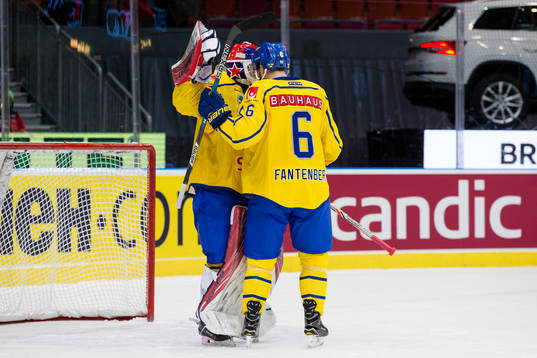 Sveriges Oscar Fantenberg omfamnar målvakt Viktor Fasth