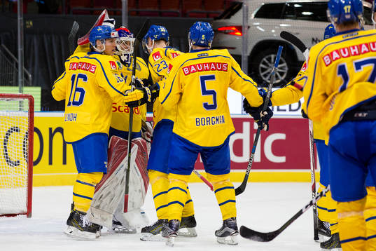 Sveriges  målvakt Viktor Fasth omfamnas av Patrik Lundh,