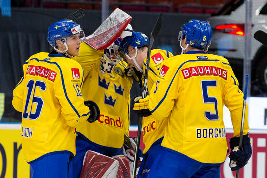 Sveriges  målvakt Viktor Fasth omfamnas av Patrik Lundh,