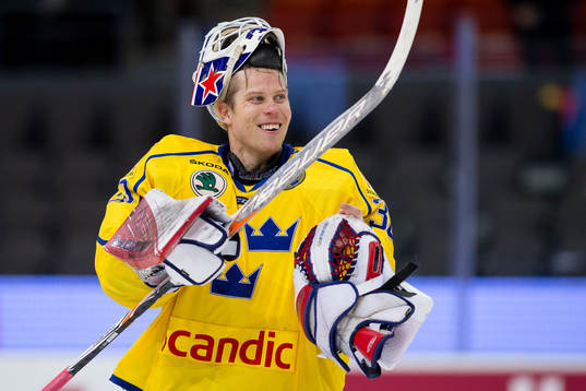 Sveriges målvakt Viktor Fasth jublar