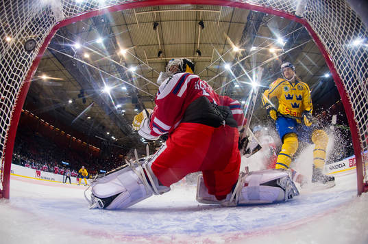 Sveriges Dennis Everberg gör 1-0 bakom Tjeckiens målvakt