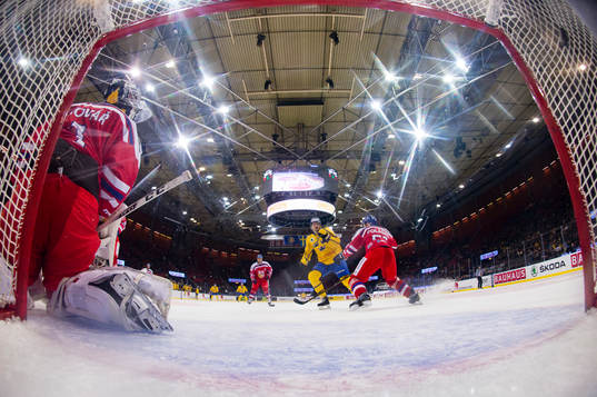 Sveriges Joel Eriksson Ek gör 2-0 bakom Tjeckiens målvakt